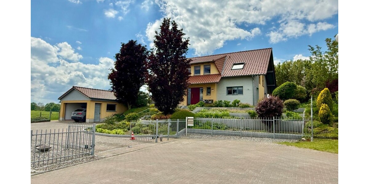 Einfamilienhaus mit Garage
