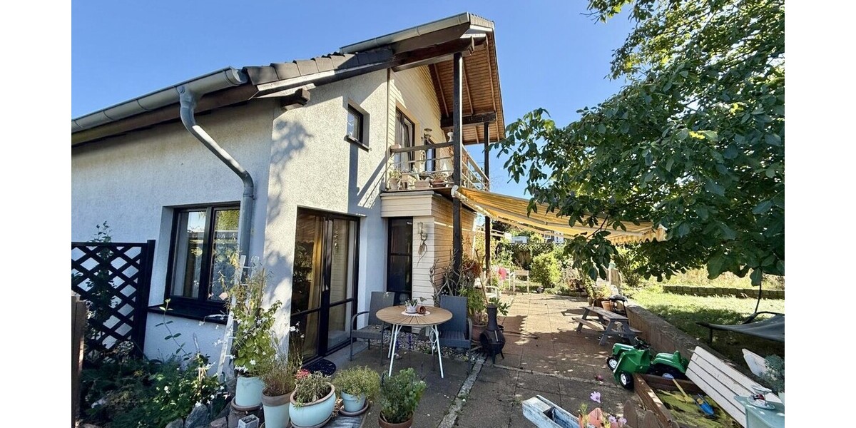 Hausansicht mit Terrasse