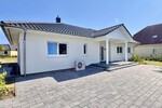 HORN IMMOBILIEN ++ Winkelbungalow 5 km bis Neubrandenburg, Baujahr 2022, Doppelgarage + Carport - Einfamilienhaus Sponholz | Angebot:27069443
