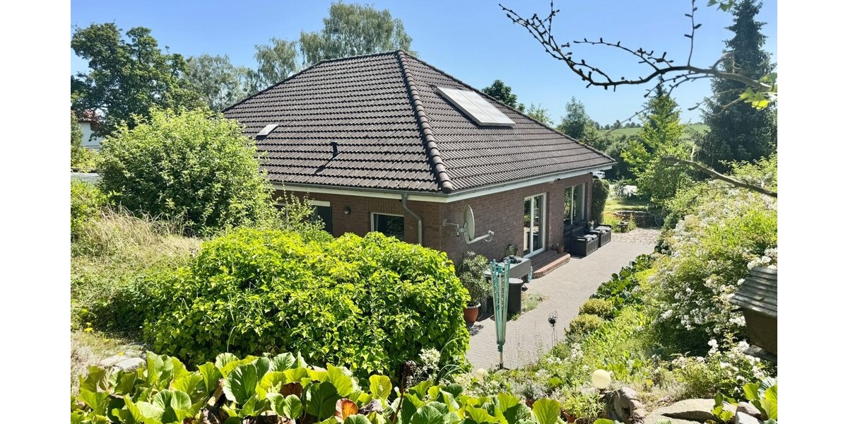 obere Terrasse mit Blick zum Haus