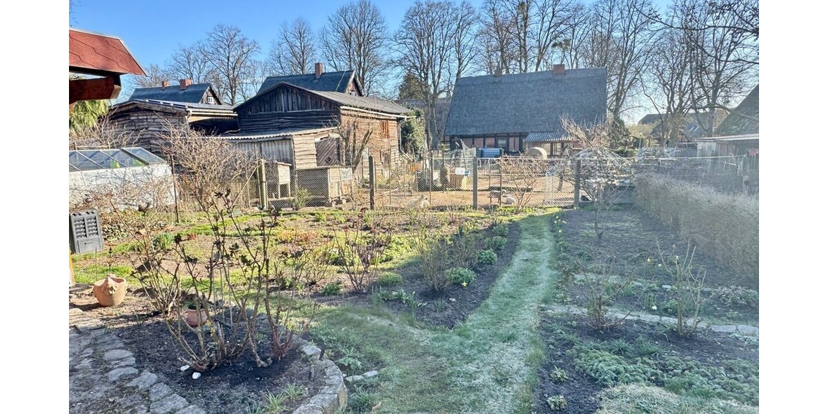 das Grundstück der Garten