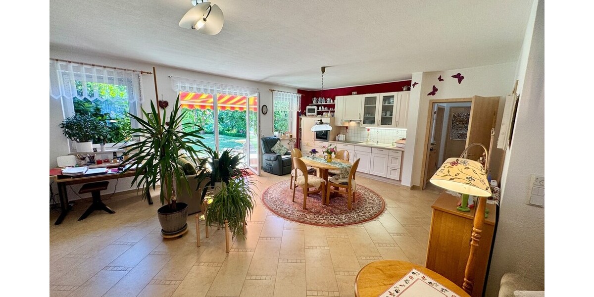 Wohnzimmer mit offener Küche