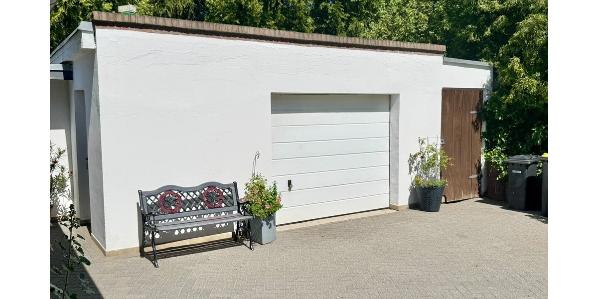 Garage mit elektrischem Tor