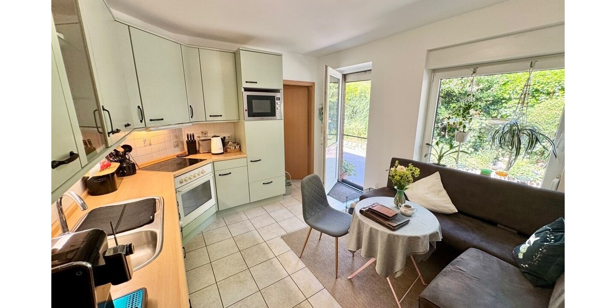 Küche mit Terrassenausgang